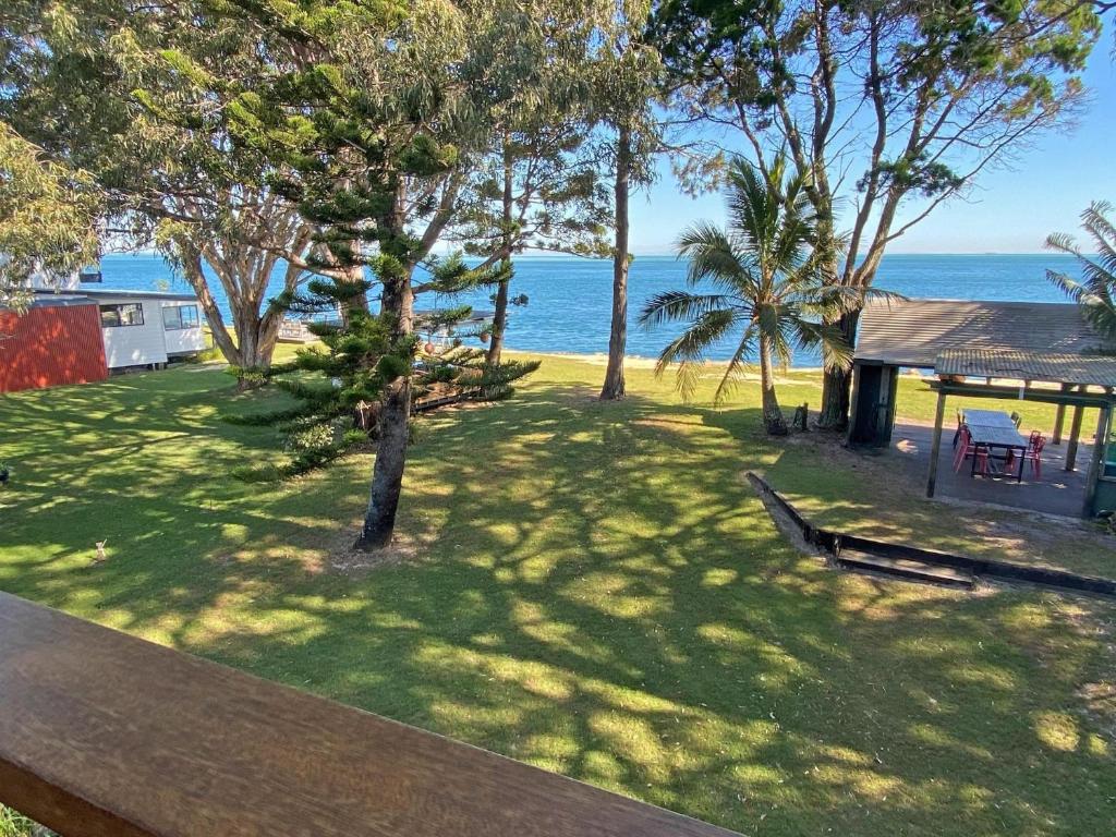 Amity PointにあるAnnies Houseの庭のある家からの海の景色