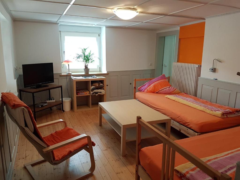 uma sala de estar com um sofá e uma mesa em Gästehaus Futterer em Teningen