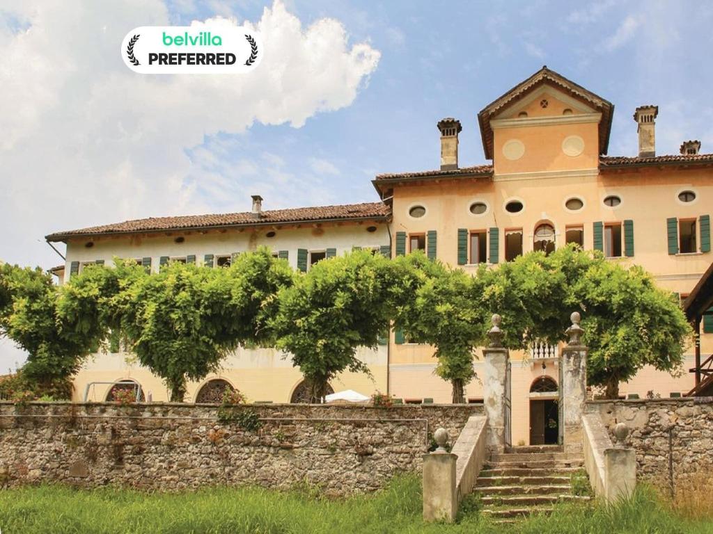 Santa GiustinaにあるVilla in Valbelluna with Pool & Dolomite Viewsの石壁の大家像