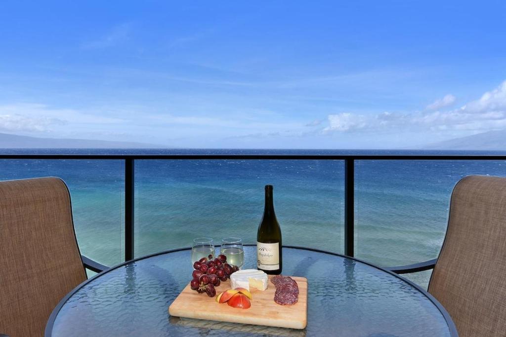 カハナにあるMahana 1008 · MA 1008 Luxury BeachFront Condoのガラステーブル(ワイン1本、ワイングラス付)