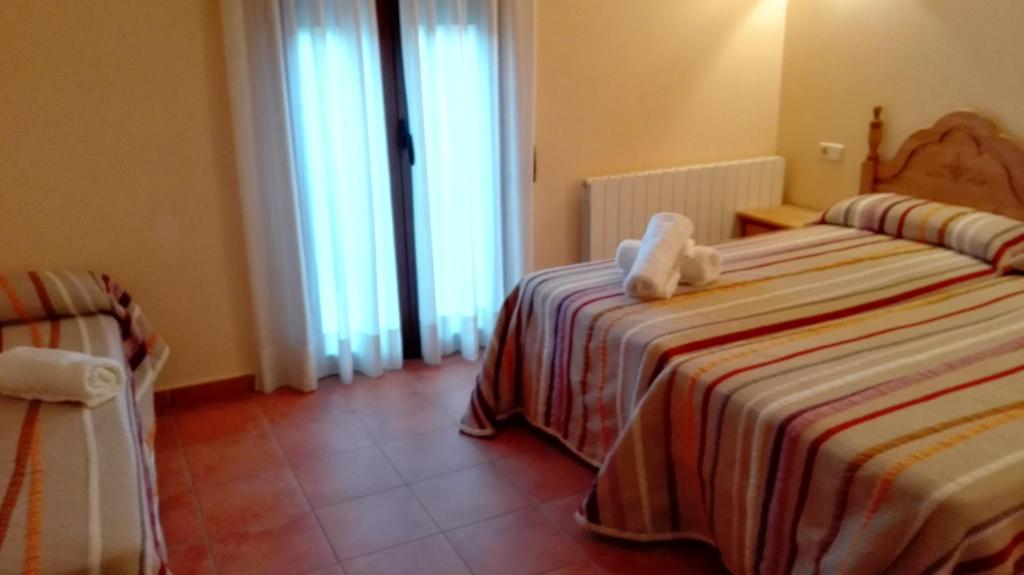 Postel nebo postele na pokoji v ubytování Hostal La Vega