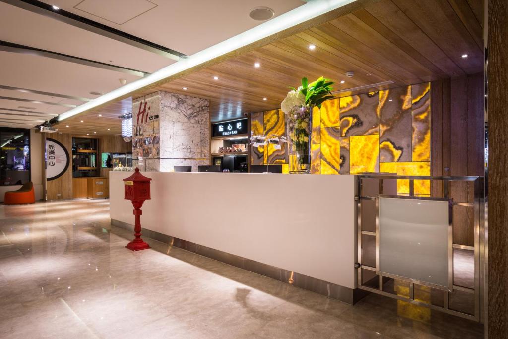 a lobby with a reception counter and a fire hydrant at HOTEL HI- Chui-Yang in Chiayi City