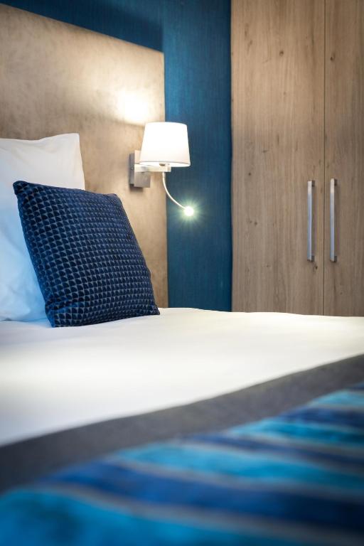 Postel nebo postele na pokoji v ubytování Hôtel Le Rive Droite & SPA