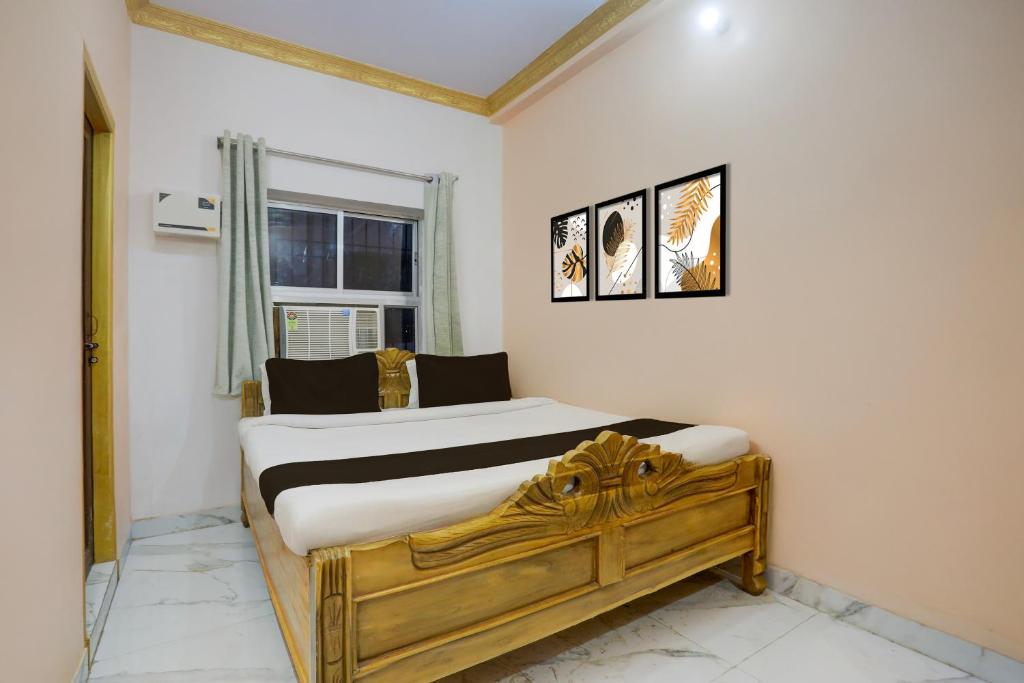 パトナーにあるHotel O Patliputra Golambarのベッド2台と窓のある寝室