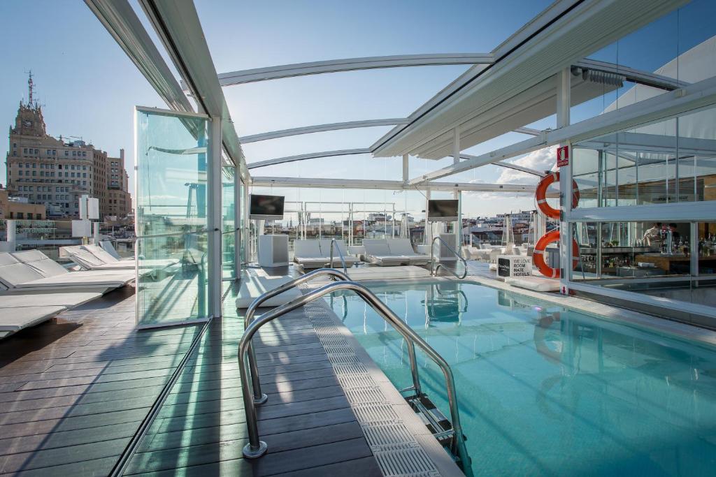 balkon z basenem w budynku w obiekcie Room Mate Oscar w Madrycie