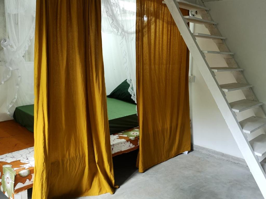 una stanza con una porta che conduce a una stanza con una scala di Hanuman Heights a Unawatuna