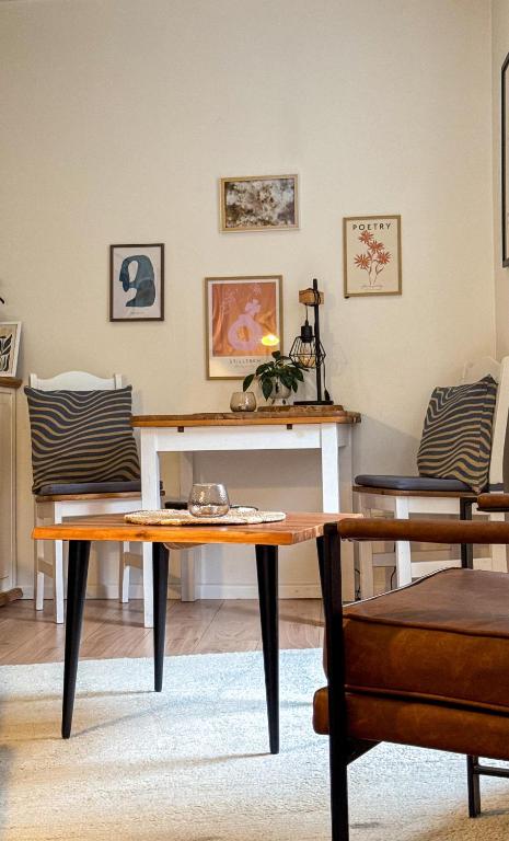 a living room with a table and two chairs at Goslar FeWo Kultur & Naturgenuss in Goslar
