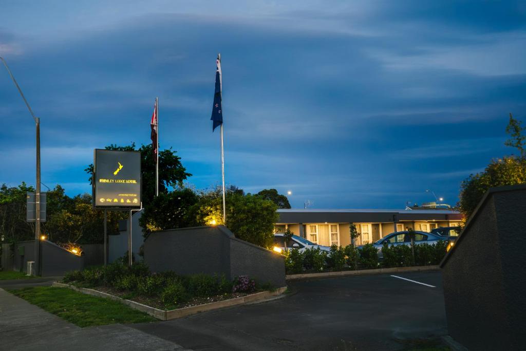 Frimley Lodge Motel - with Airport Shuttle service- Best Location in Town