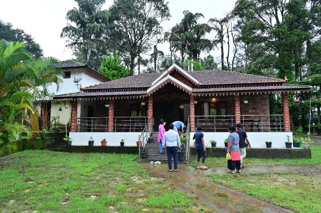 奇克马格尔Arabica Aura Homestay的一群人站在房子前面