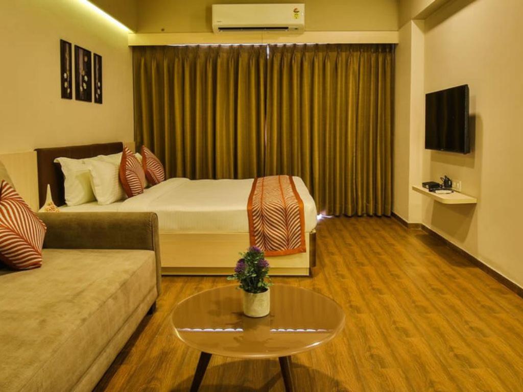 Televiisor ja/või meelelahutuskeskus majutusasutuses Weekend Address by Cozy Key Homes