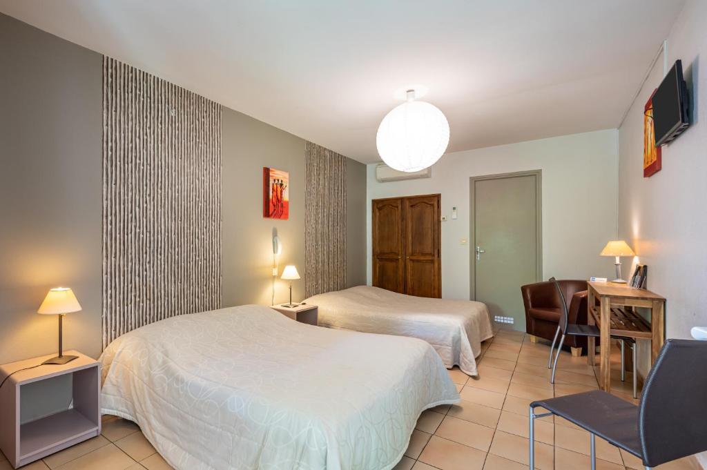 Au Saint Roch - Hôtel et Jardin - Resim 39