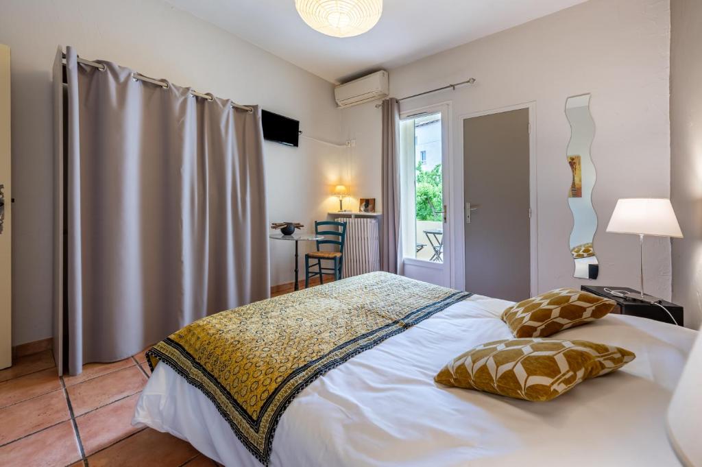 Au Saint Roch - Hôtel et Jardin - Resim 42