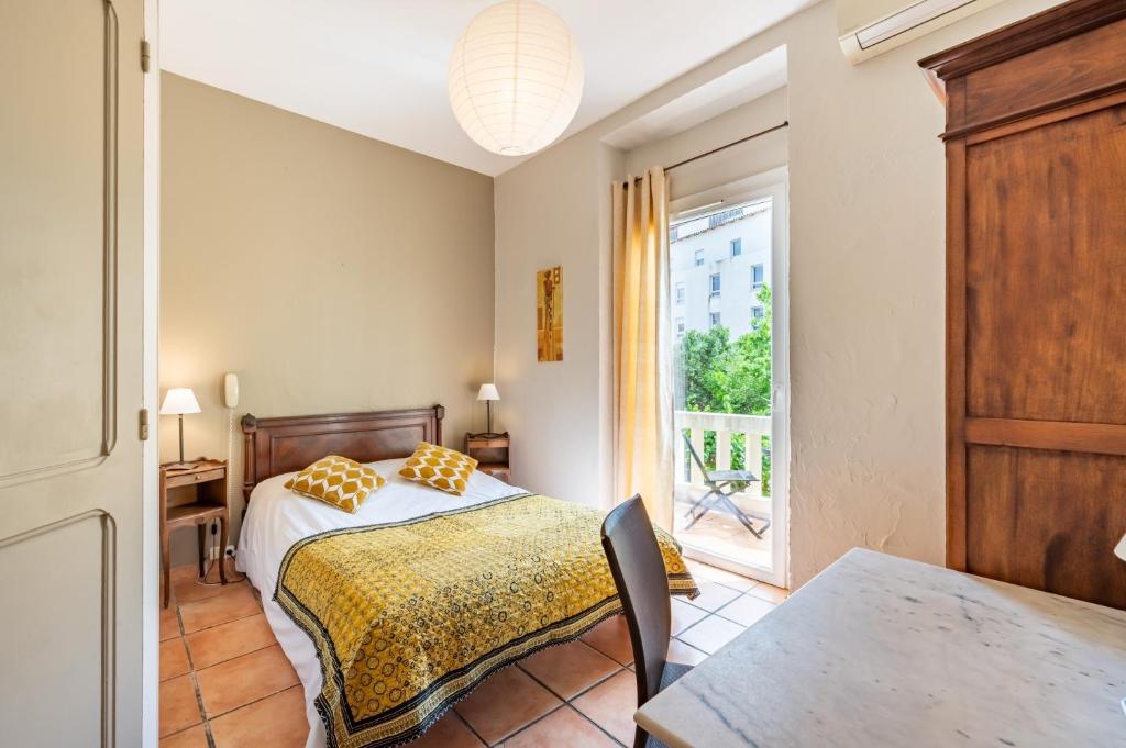 Au Saint Roch - Hôtel et Jardin - Resim 41