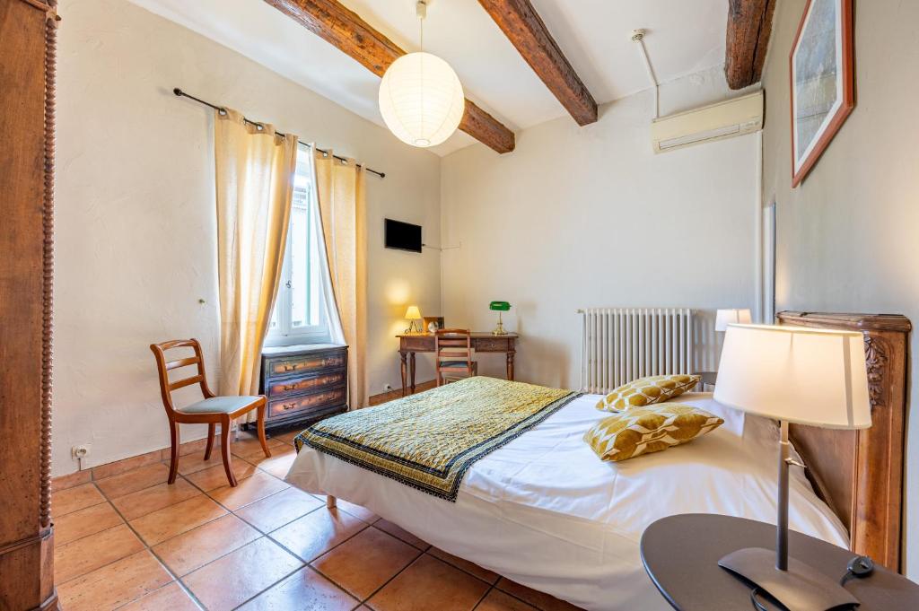 Au Saint Roch - Hôtel et Jardin - Resim 6