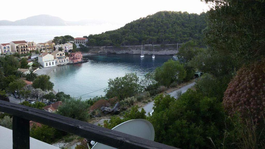 - une vue sur une étendue d'eau avec des bateaux dans l'établissement Assos Caldera, à Asos