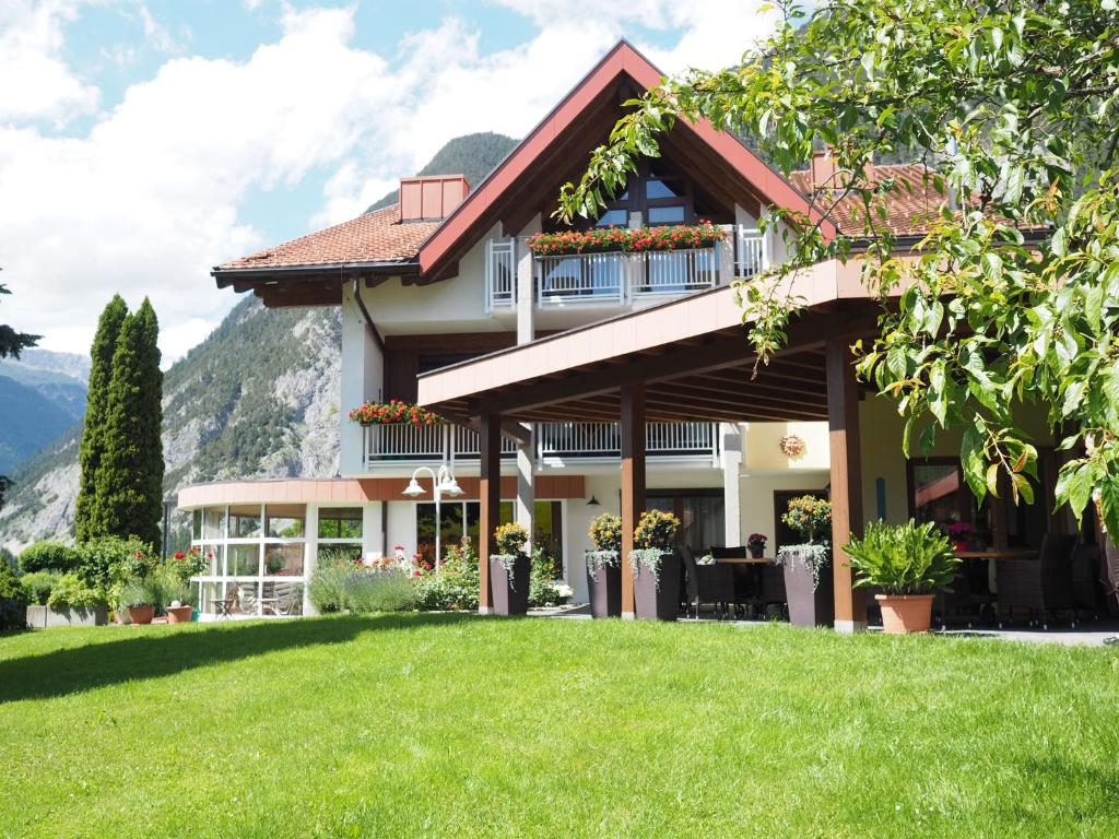 duży dom z trawnikiem przed nim w obiekcie Gästehaus Gerti w mieście Nassereith