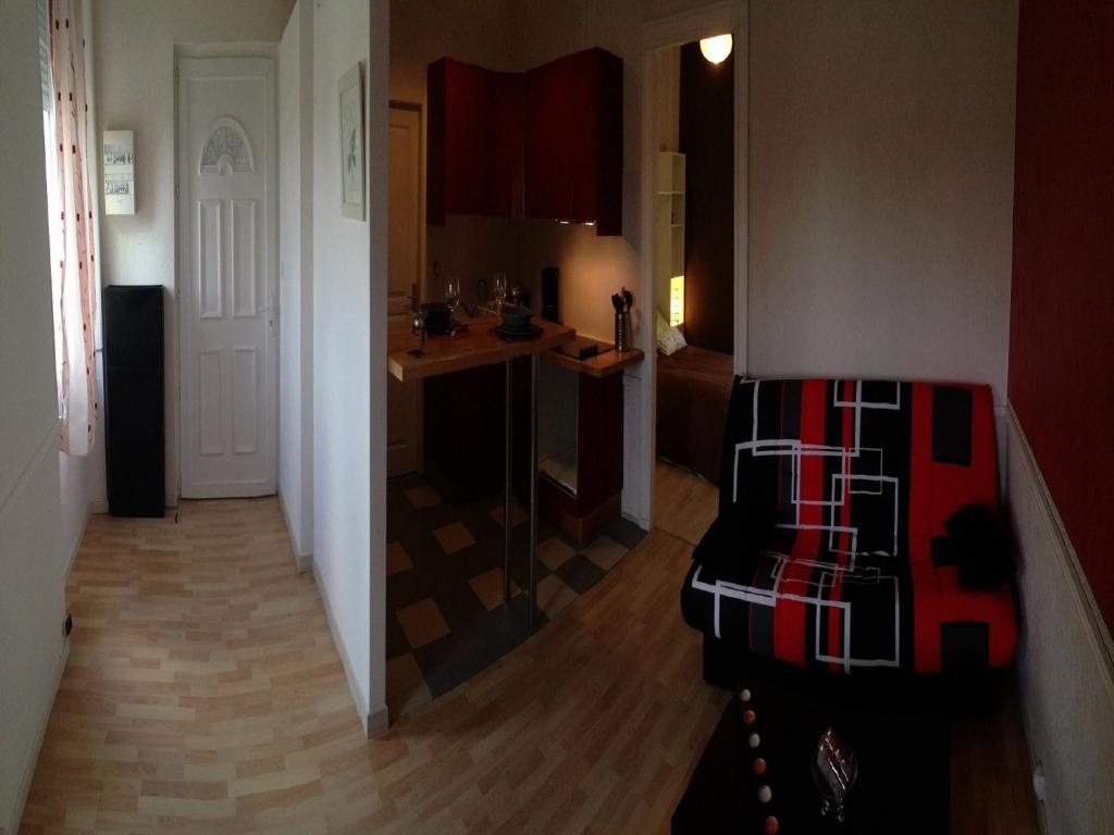 une chambre avec une cuisine et un salon dans l'établissement Bellevue, à Carbon-Blanc