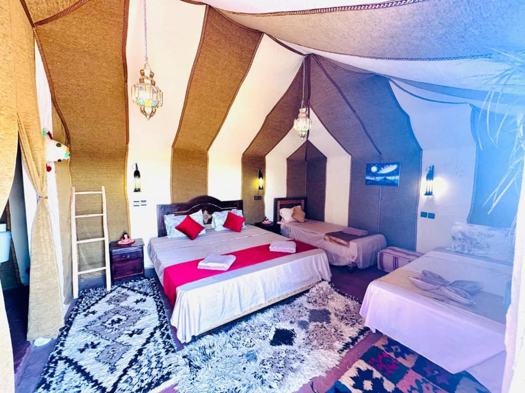 Postel nebo postele na pokoji v ubytování Sania Luxury Camp
