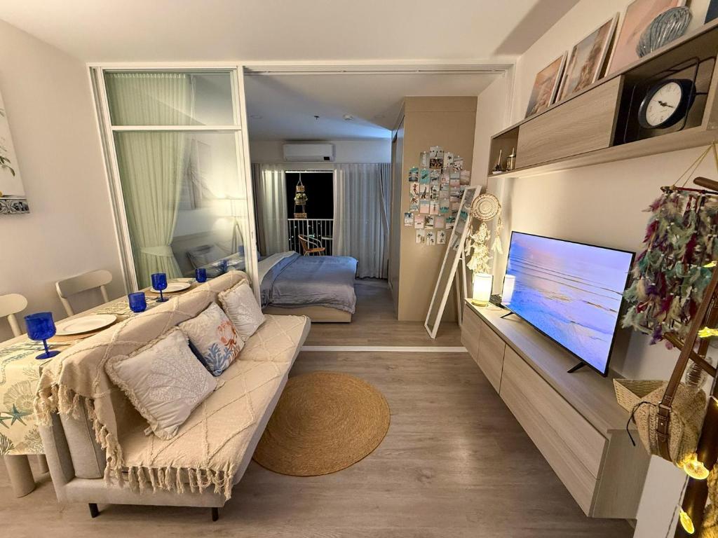 Μια τηλεόραση ή/και κέντρο ψυχαγωγίας στο Santorini Coastal Theme Sea and Mountain View One Bedroom Condo with Private Balcony on 19th Floor in Hua Hin Beach Thailand