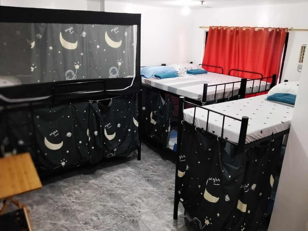 Ein Bett oder Betten in einem Zimmer der Unterkunft W Tramo Residences