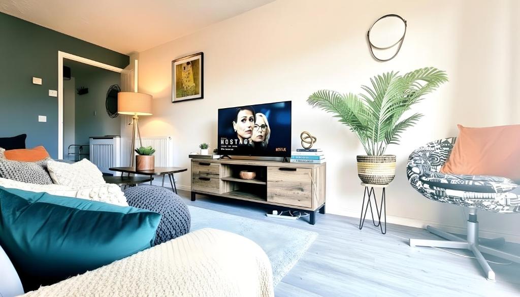 un soggiorno con un divano e una TV di 2 Bedroom House, Park on Doorstep, Families and Contractors Friendly, Near Parkway Station a Bristol