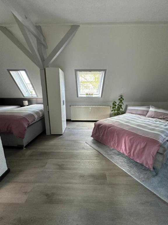 Una cama o camas en una habitación de Oppiner Straße 14 Trotha4