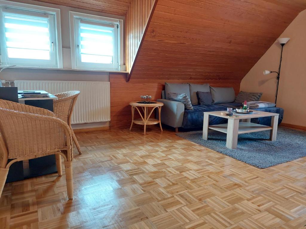 a living room with a couch and a table at Tati's Ferienwohnung Siegerland in Helberhausen