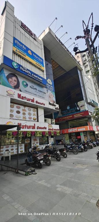 eine Gruppe von Motorrädern, die vor einem Gebäude geparkt sind in der Unterkunft Hotel Comfort Vesu in Surat