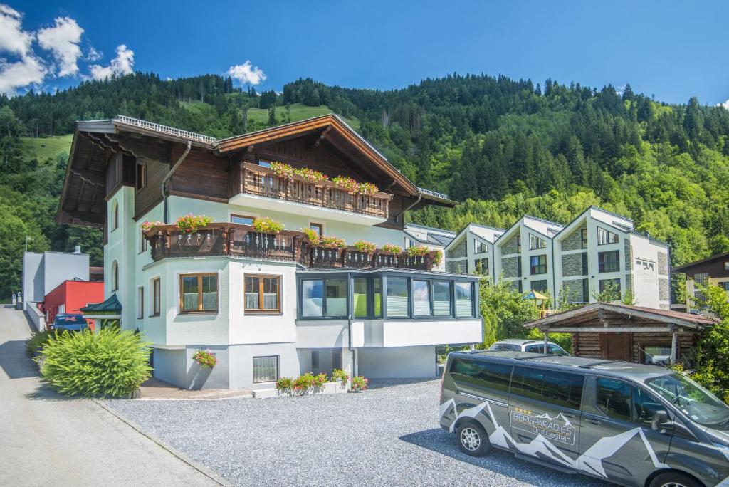 uma carrinha estacionada num parque de estacionamento em frente a um edifício em Gästehaus Gratz - inklusive Eintritt in die Alpentherme em Dorfgastein