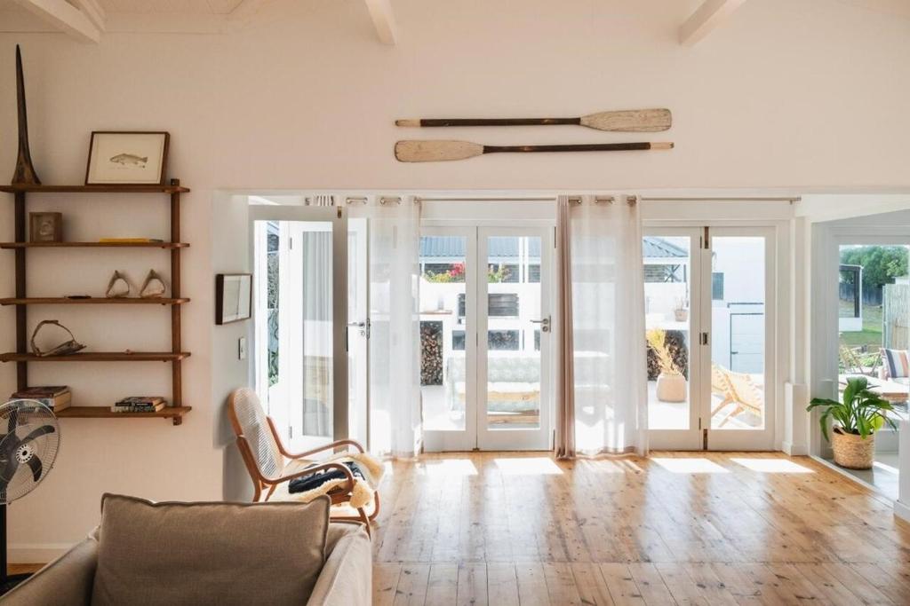 Posezení v ubytování Mooiplekkie - 4 Bedroom Beach Cottage