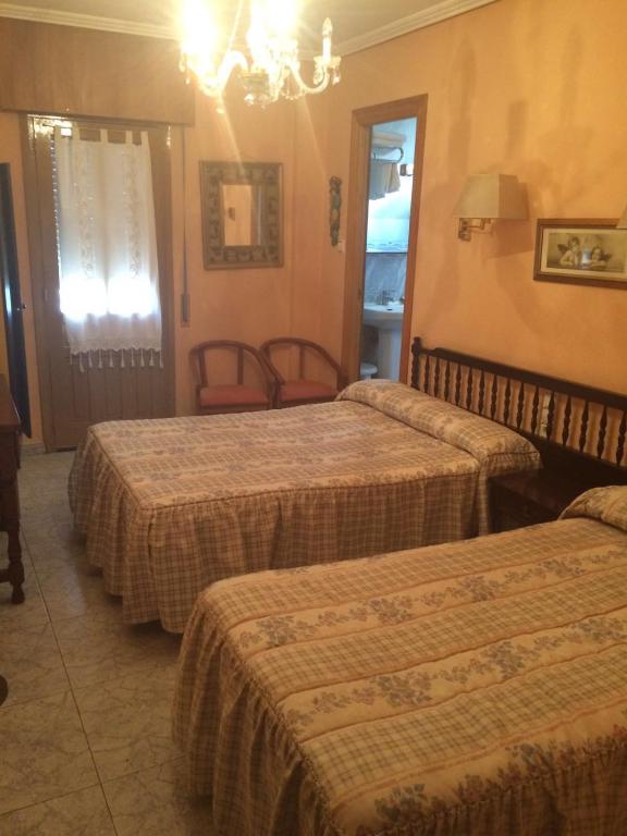 Postel nebo postele na pokoji v ubytování Hostal Monica