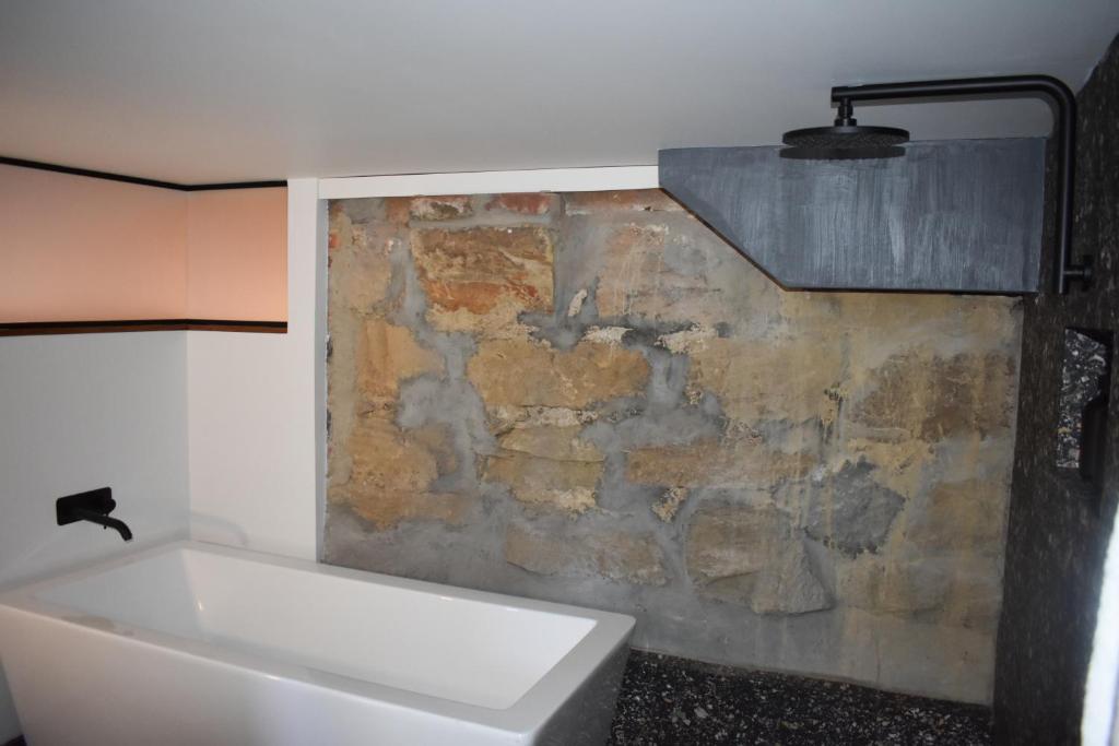 Φωτογραφία από το άλμπουμ του Bold and Vibrant with large bathtub and rain shower στο Χόμπαρτ