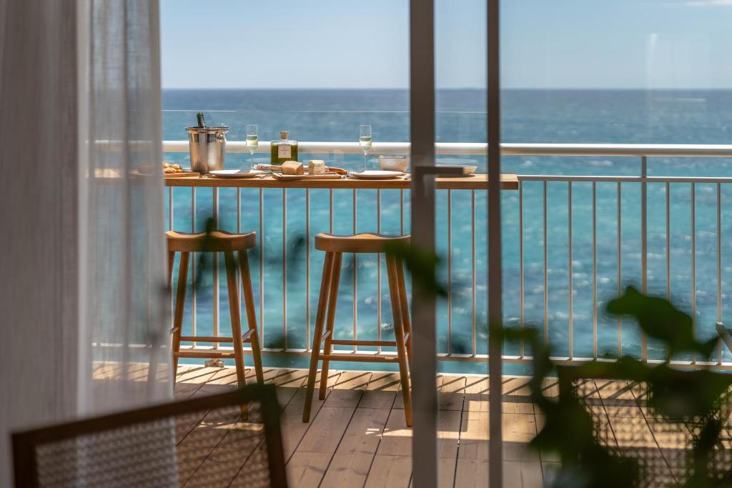 - Balcón con mesa y 2 taburetes en View 180 Altea, en Altea
