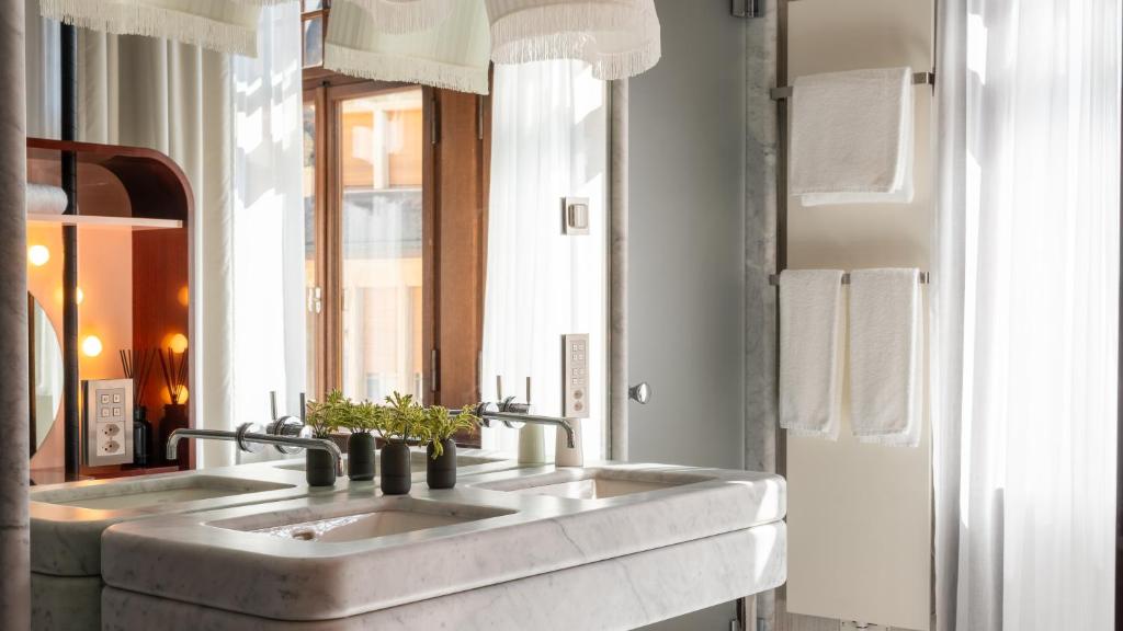 Grand Hotel LES TROIS ROIS - Resim 21