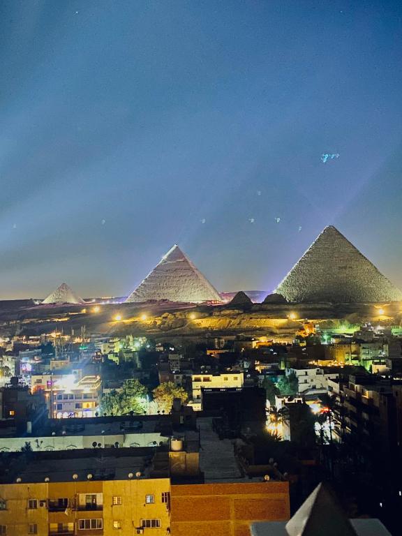 una vista de las pirámides de Giba por la noche en AB pyramids view, en El Cairo