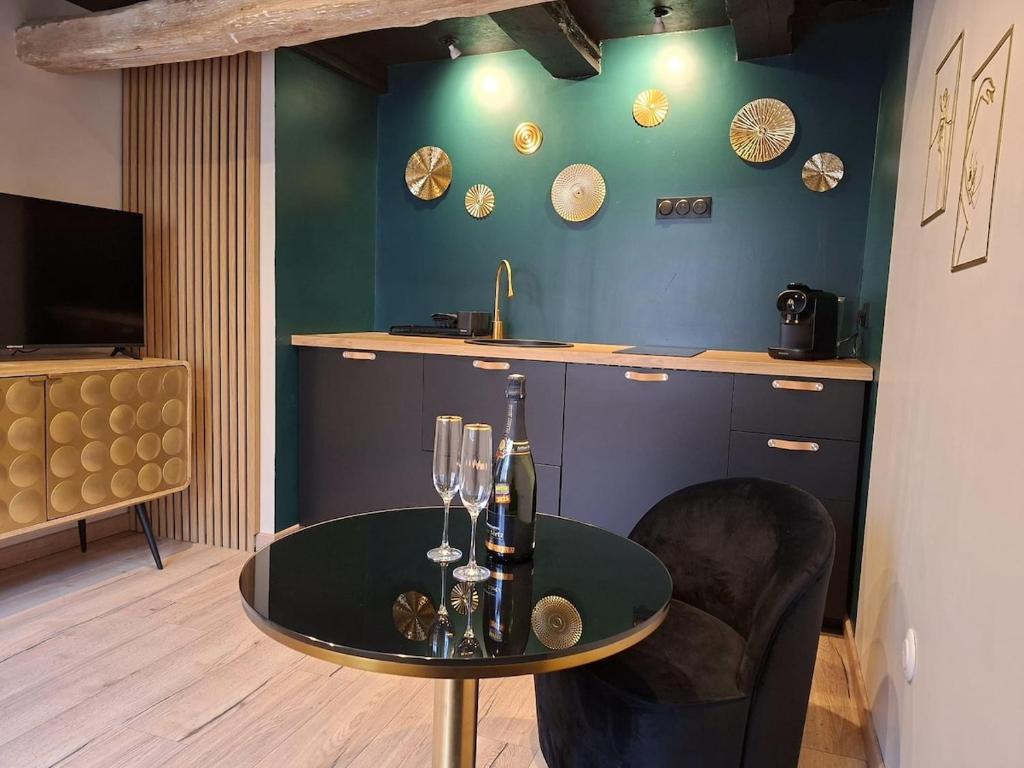 Χώρος καθιστικού στο Love room Émeraude & Pièce Secrète