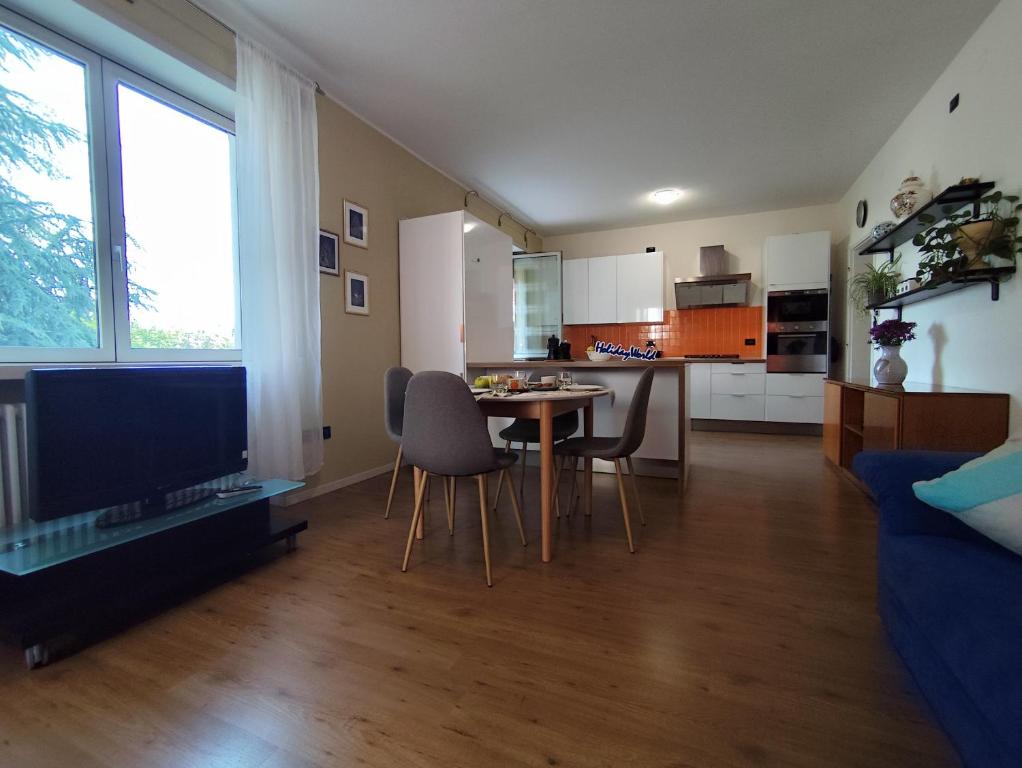 Una cocina y una sala de estar con mesa y sillas. en Comfort on the Mountain Side by Holiday World, en Piovene Rocchette
