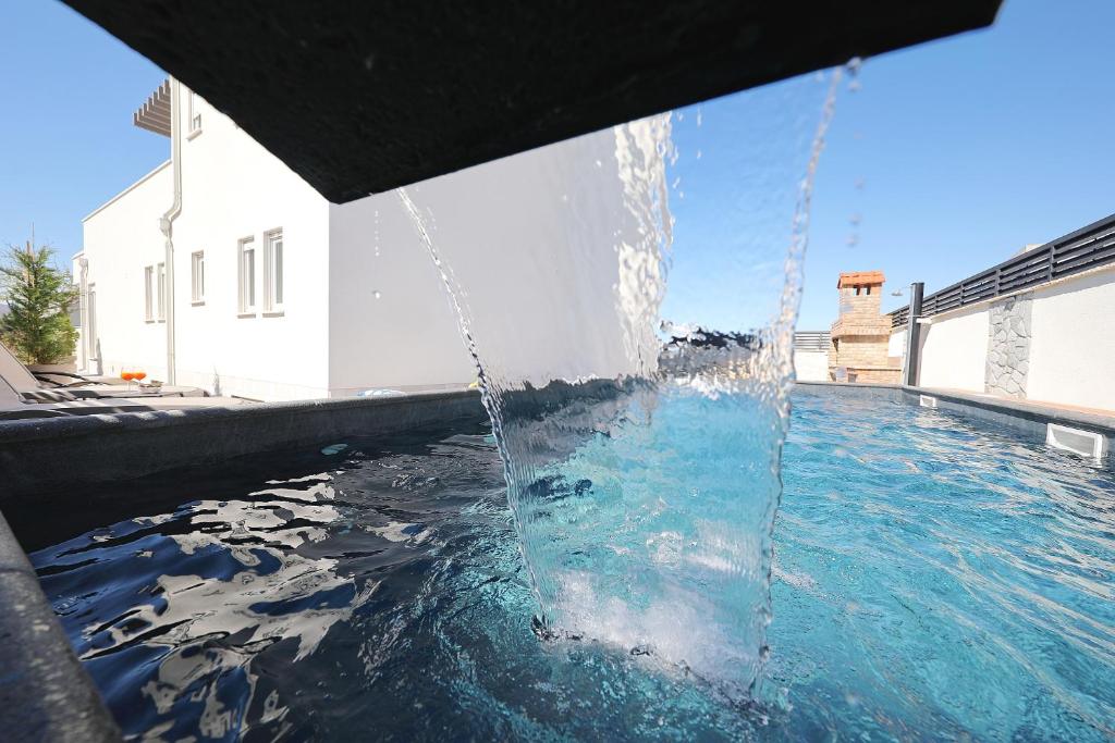 una piscina de agua con una cascada en Villa Stanic, en Seline