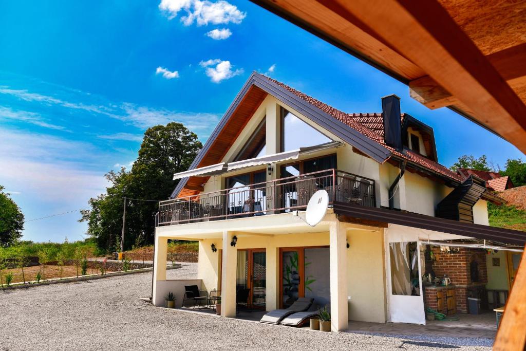 Elle offre une vue sur une maison dotée d'un balcon. dans l'établissement Villa Jelena, à Donji Velemerić