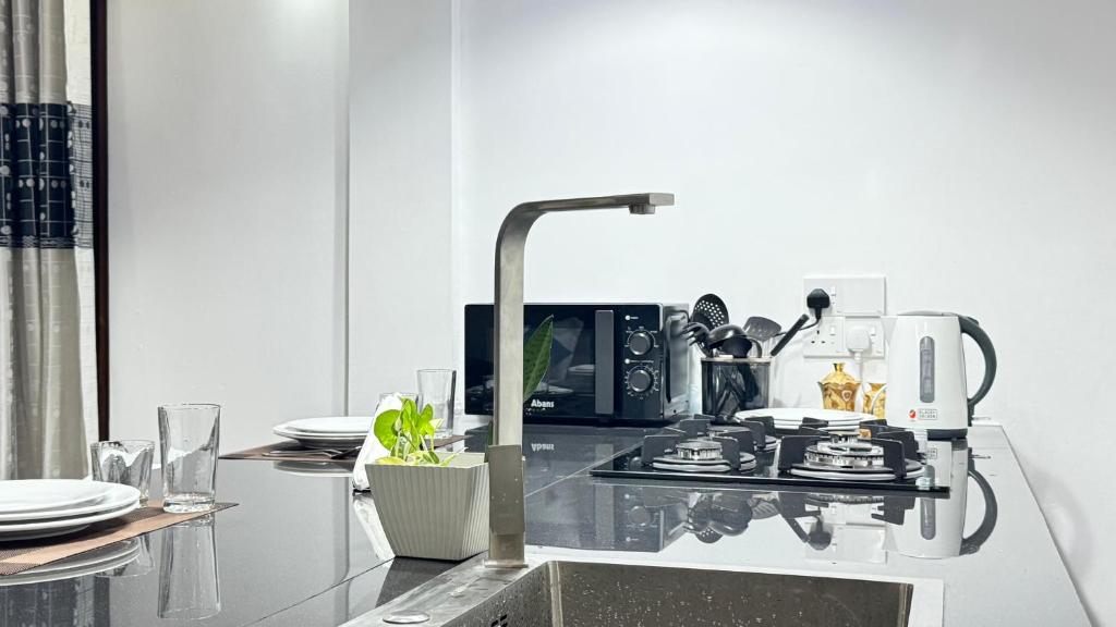 una cucina con piano di lavoro e lavandino di Apartment W Kitchen 5 Mins Beach 20 Mins Airport a Negombo