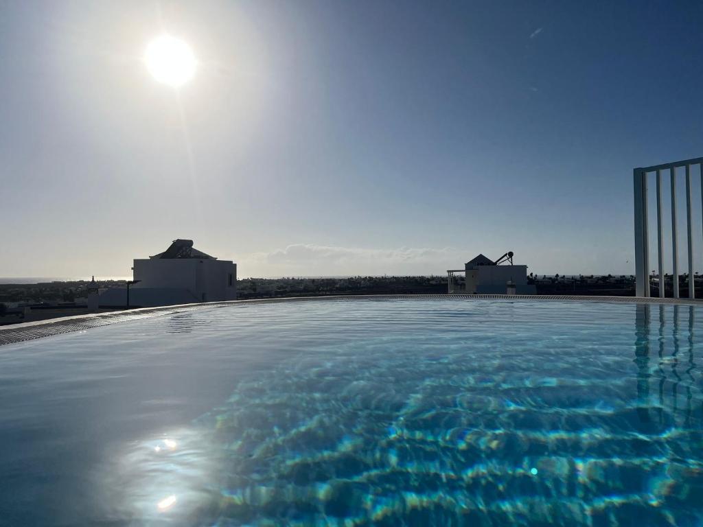プラヤ・ブランカにあるOcean views and relax in Lanzaroteの建物の屋上にあるプール