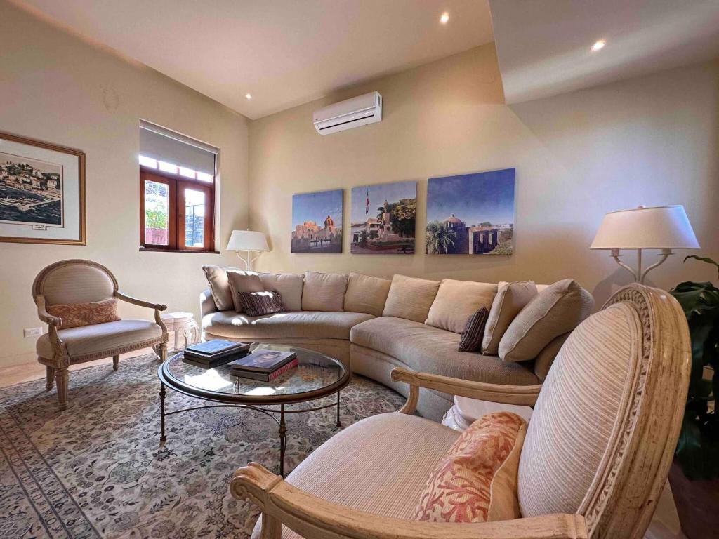 un salon avec un canapé et une table dans l'établissement Lux 2-Level Townhouse with Stunning Historic Views, à Sans Souci