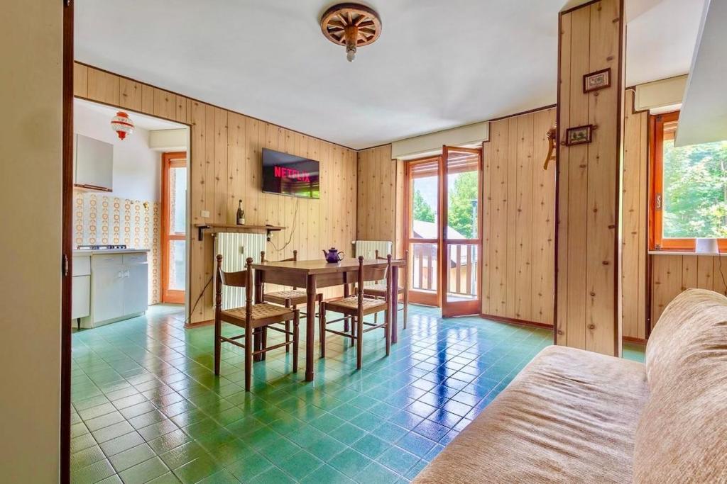 a kitchen and dining room with a table and chairs at Accogliente appartamento a due minuti dal centro in Morena