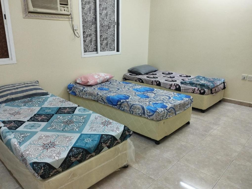 3 posti letto in una stanza con di Muscat Women's Hostel a Mascate