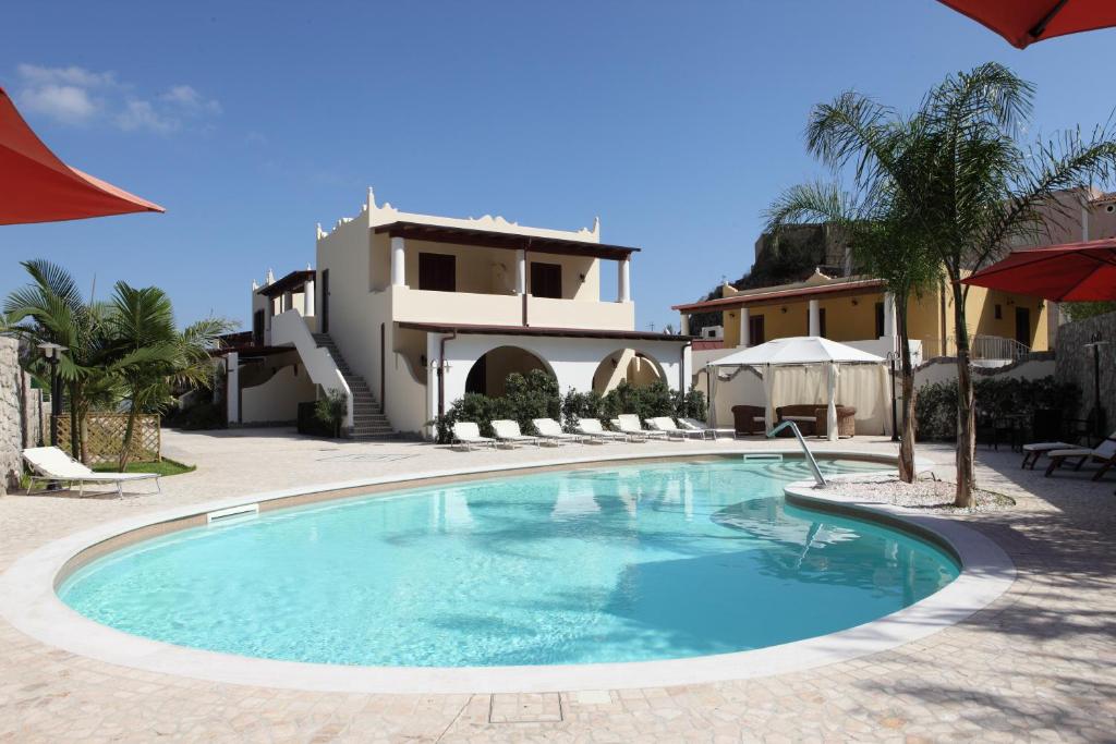 Bazén v ubytování Hotel Borgo Eolie nebo v jeho okolí