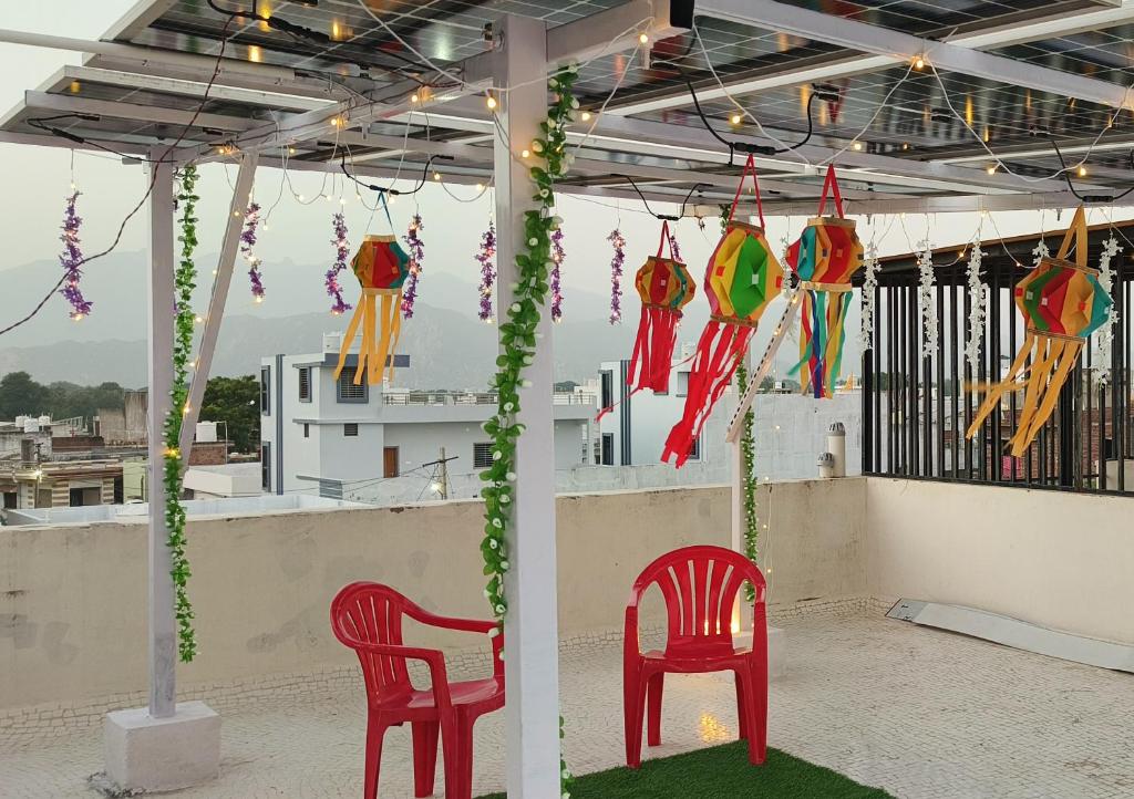 dos sillas rojas sentadas en la azotea en Rama Ashish, en Ābu Road