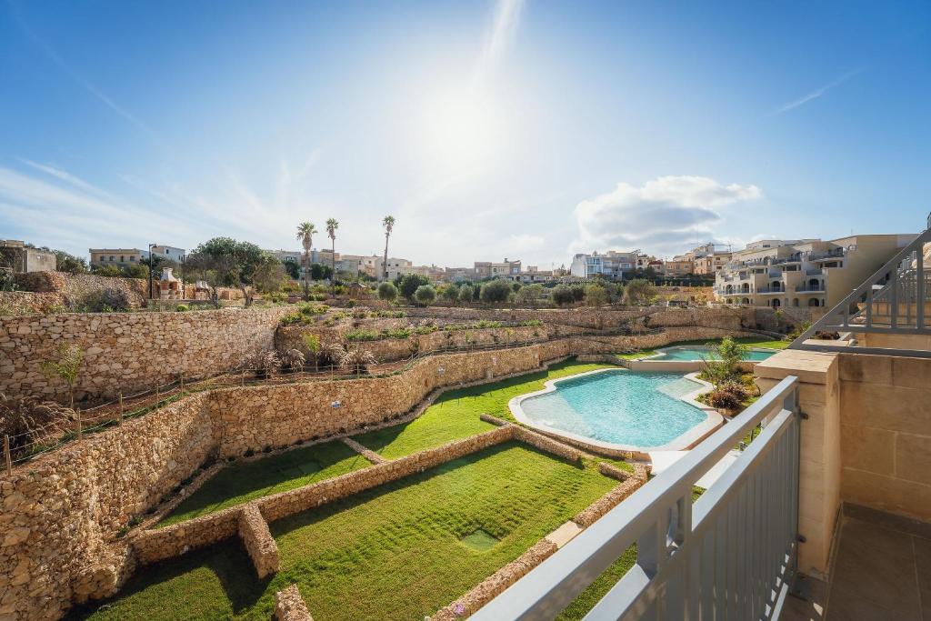 Qala Skyview Penthouse with Pool, Sunsets and BBQ Area, Qala (prezzi ...