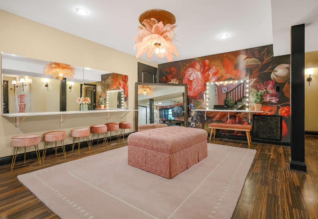 a dressing room with a pink ottoman and mirrors at Bachelorette Retreat in Nashville in Providence