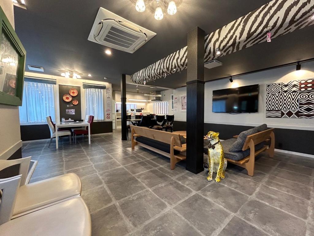 a lobby with a dog statue in the middle of a room at アフリカンラグジュアリースタイルの豪華客室 1棟貸切 バーベキュー 大人数対応 ファミーユ大室 in Ito