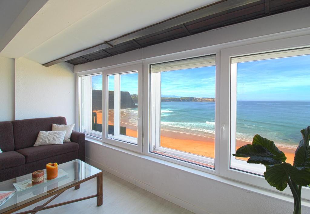 un soggiorno con finestre con vista sull'oceano di LosLocos beach a Suances
